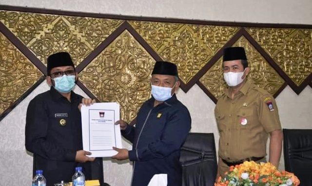 Walikota Padang Hendri Septa terima naskah pengesahan APBD Perubahan 2021 dari Wakil Ketua DPRD Padang Arnedi Yarmen